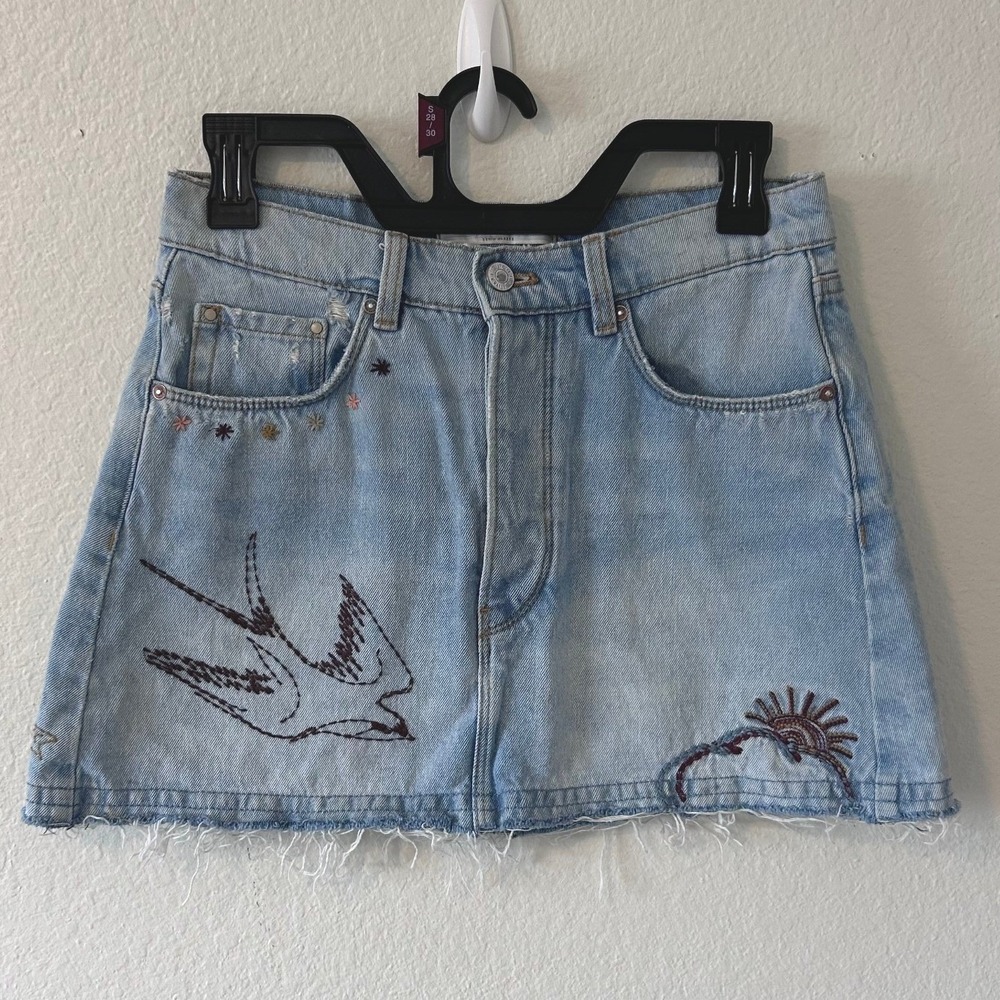 Zara Boho Light Wash Embroidered Bird Denim Mini Skirt Distressed Hem XS 24